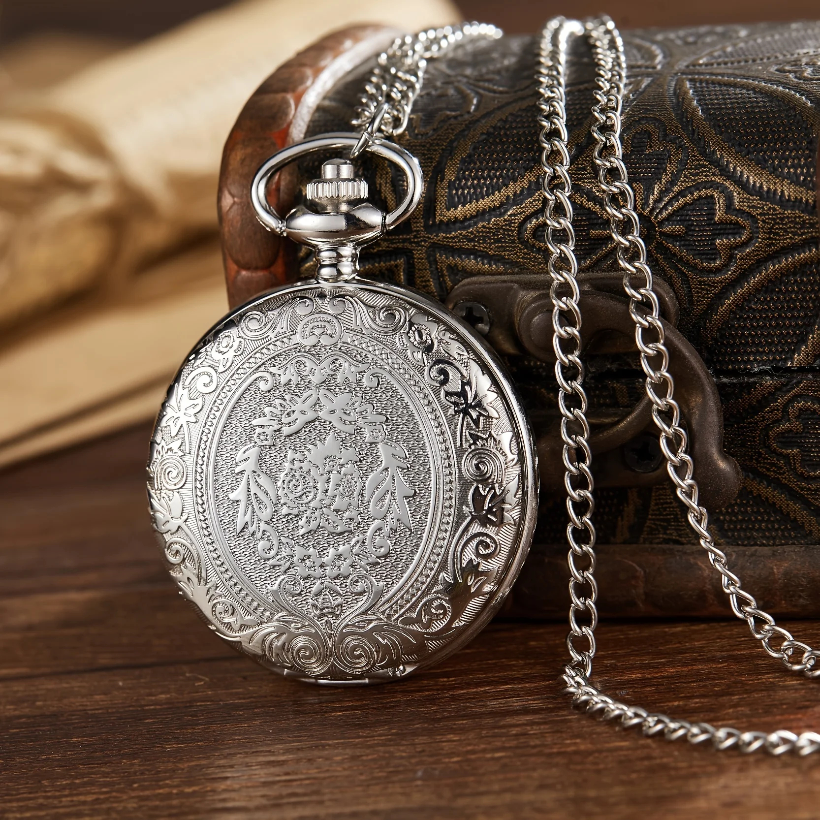 Reloj de Bolsillo Vintage con Tapa Grabada y Cadena — Cuarzo, Estilo Retro